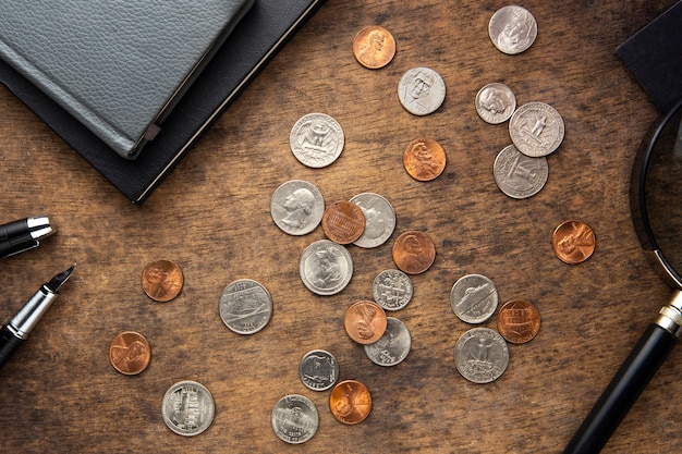 테이블 위 에 있는 동전 들 을 가까이 보고