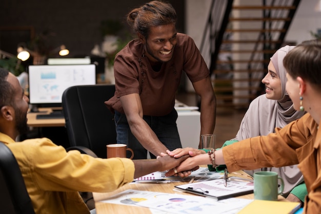 Foto gratuita chiudere i colleghi che lavorano insieme