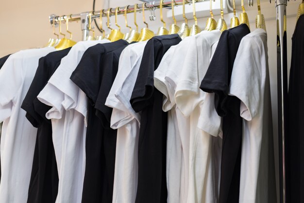 Закройте коллекцию черно-белого монохромного цвета, футболку, вешалку для одежды