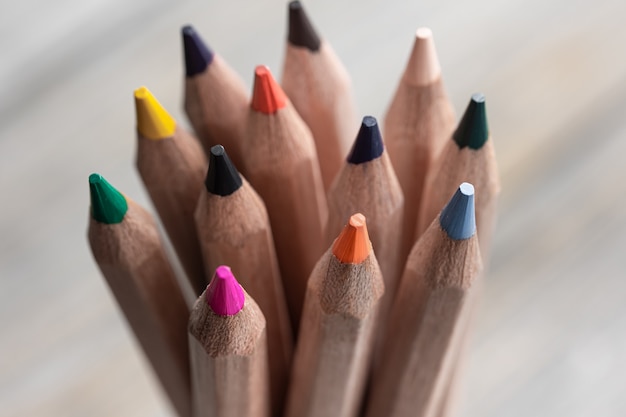 Primo piano di matite colorate per disegnare su sfondo sfocato