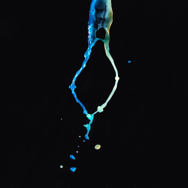 Free photo close-up of colorful falling water on dark background