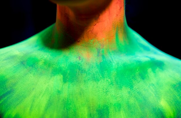Красочный флуоресцентный макияж