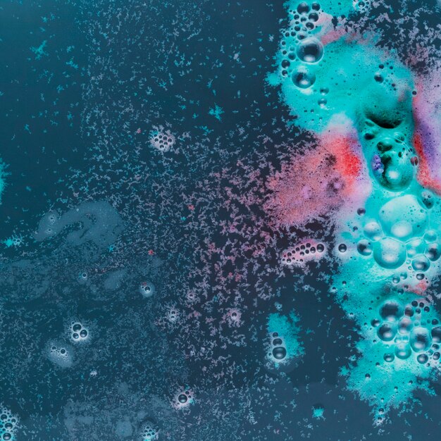Schiuma colorata di close-up sull'acqua