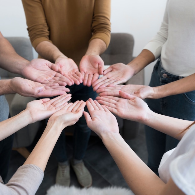 Foto gratuita close-up comunità di persone con le mani in alto