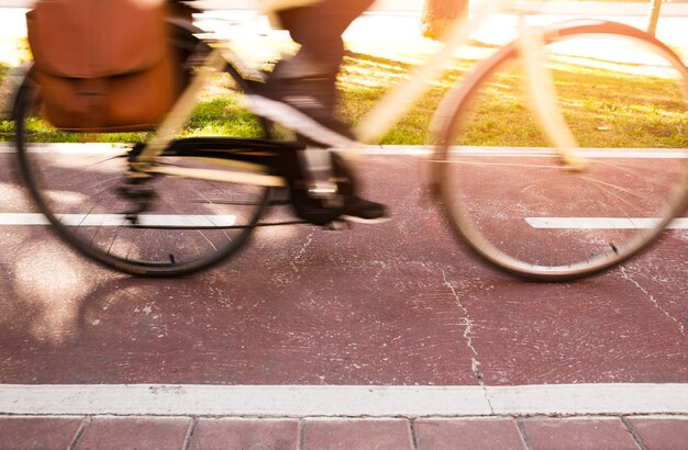 自転車に乗って通勤のクローズアップ