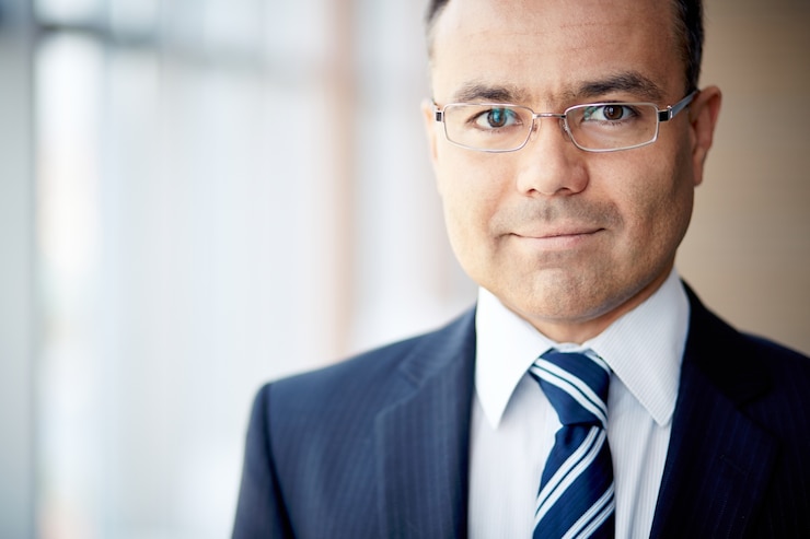 Free Photo close-up of competitive employee