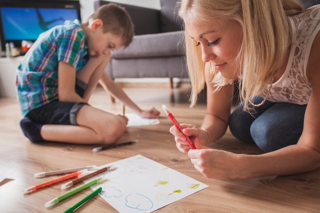 Foto gratuita close-up di concentrato donna disegno