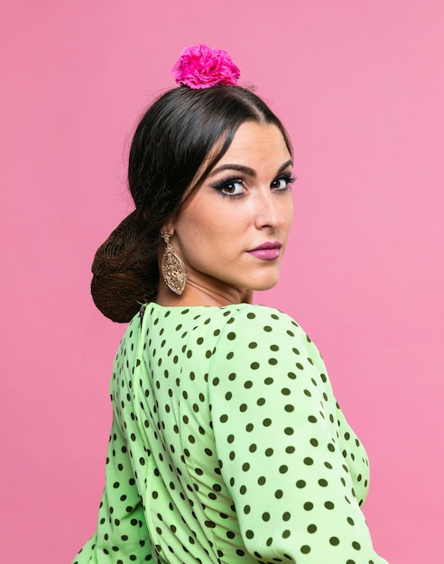 Free photo close-up confident flamenca looking at camera