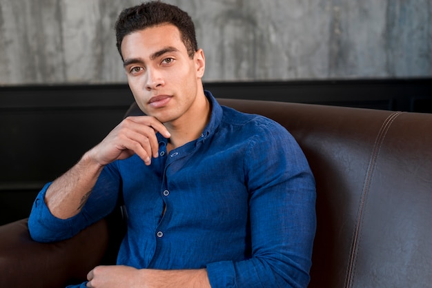 Free photo close-up of confident young man looking at camera