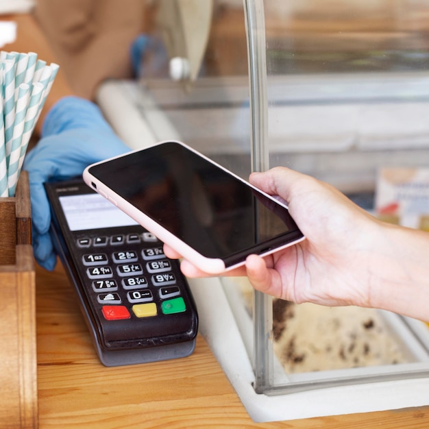 Free photo close-up contactless payment with mobile phone