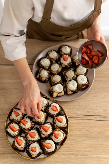 Foto gratuita chiuda sul cuoco che prepara il dessert delizioso