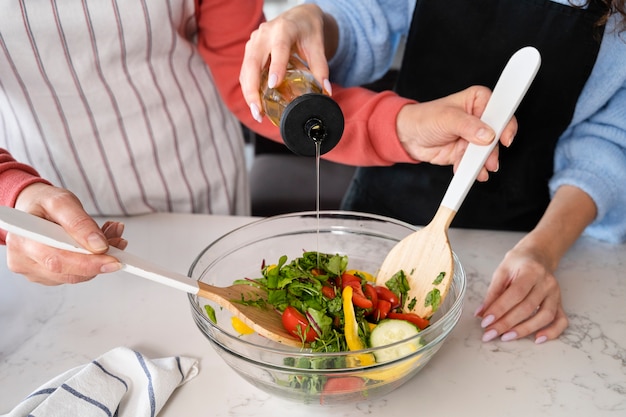 Foto gratuita primo piano sulla cottura del cibo per la famiglia