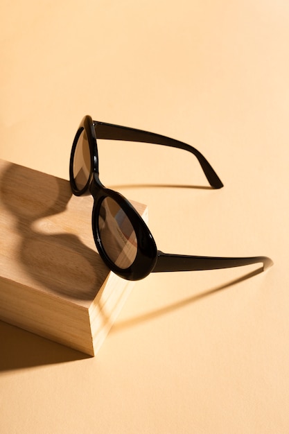 Free photo close-up cool sunglasses with shadow