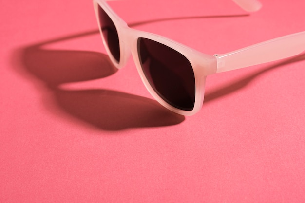 Крупным планом классные солнцезащитные очки с тенью