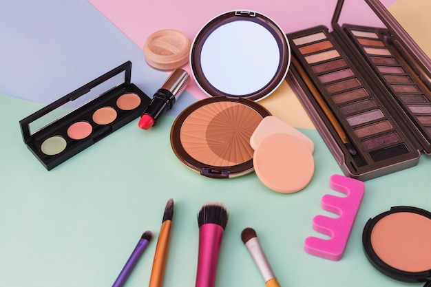 Free photo close-up of cosmetics products on colored background