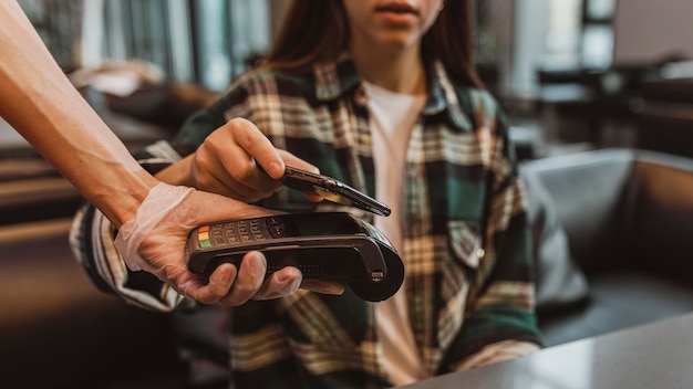 コーヒーの代金を払っている衣装屋のクローズアップ