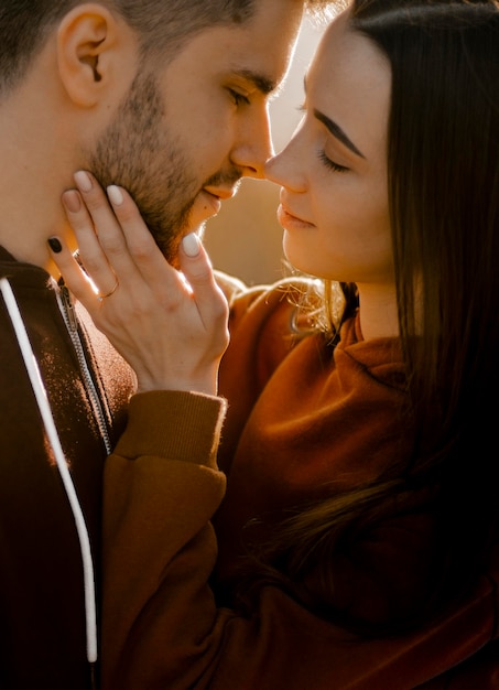 Foto gratuita coppie del primo piano che sono romantiche