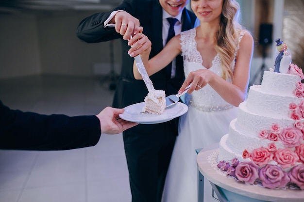 Крупным планом пара резки свадебный торт