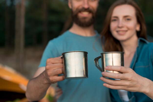 Free photo close up couple holding drinking cups