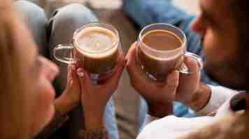 Free photo close-up couple holding drinks