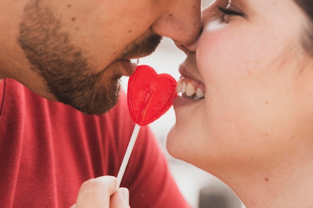 Free photo close-up couple kissing