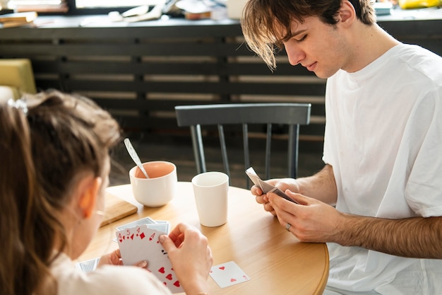 Free photo close up couple playing cards