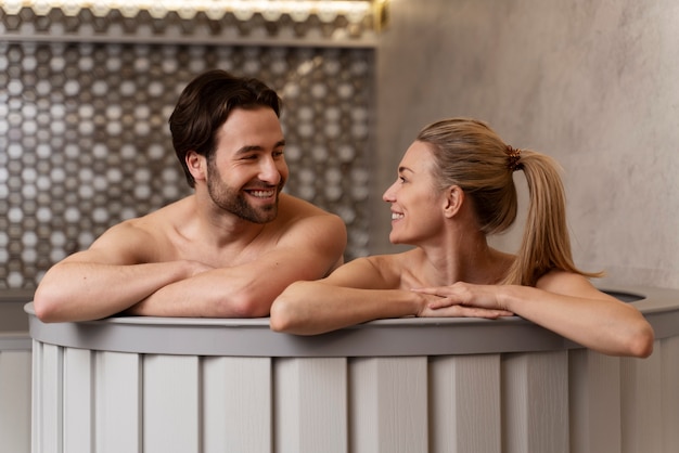 Foto gratuita primo piano sulle coppie che si rilassano nella sauna