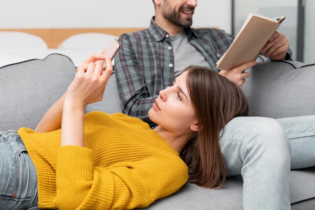 Free photo close-up couple relaxing together