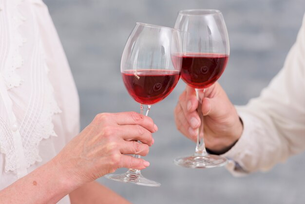 Крупный план пары бокалов вина вместе на размытом фоне