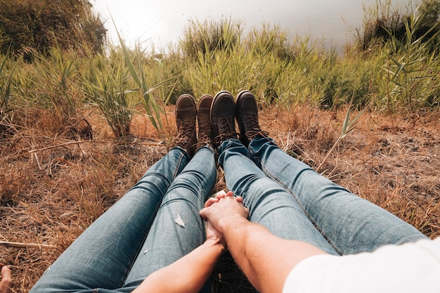 Free photo close-up couple sitting next to lake