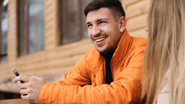 Free photo close-up couple sitting at table outdoors