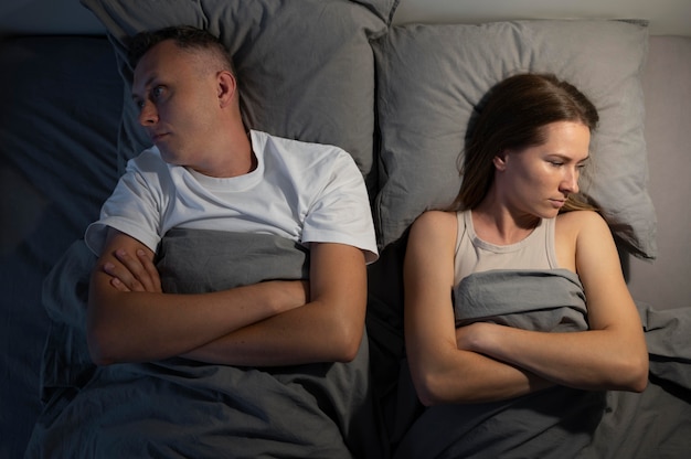 お互いに怒って眠っているカップルにクローズアップ
