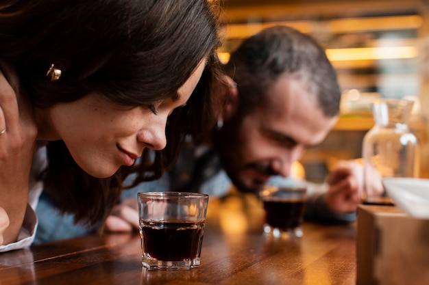 一杯のコーヒーの臭いがするカップルのクローズアップ