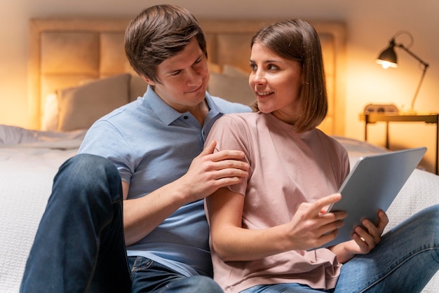 Free photo close-up of a couple together at home