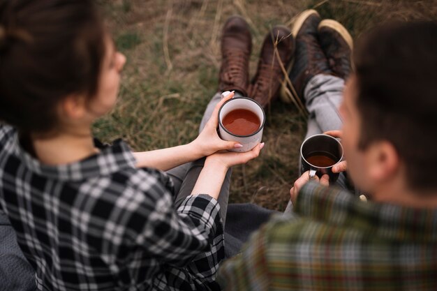 コーヒーとクローズアップカップル