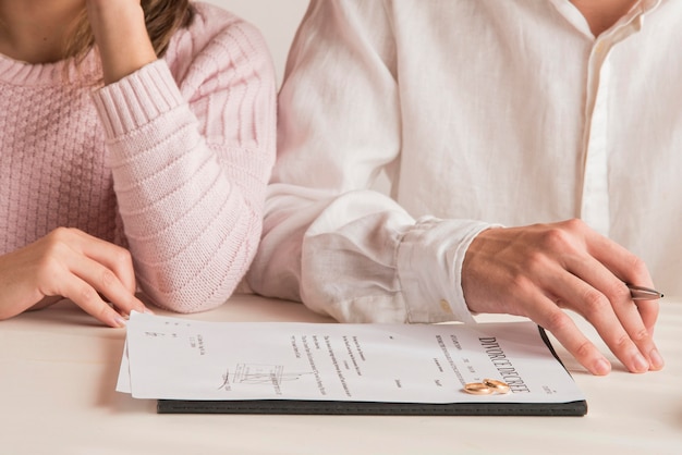 Foto gratuita coppie del primo piano con il decreto di divorzio