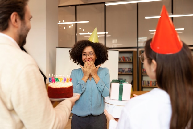 Крупным планом коллеги празднуют день рождения в офисе
