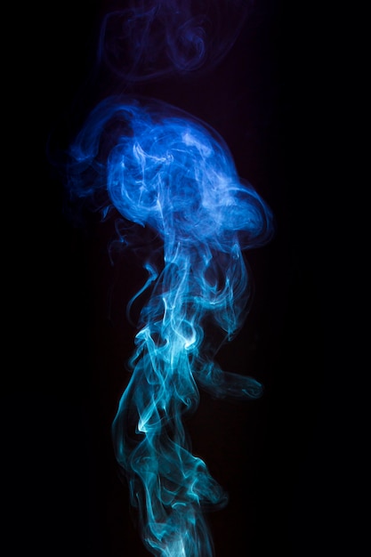 Free photo close-up of creative smoke on black background