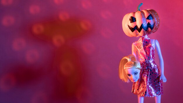 Крупным планом жуткие игрушки на Хэллоуин и диско-шар