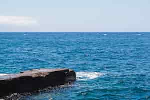 Foto gratuita acqua cristallina del primo piano sulla spiaggia