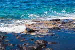 Foto gratuita acqua cristallina di primo piano con le onde