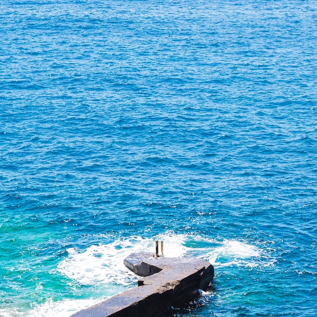 Foto gratuita acqua ondulata cristallina del primo piano alla spiaggia