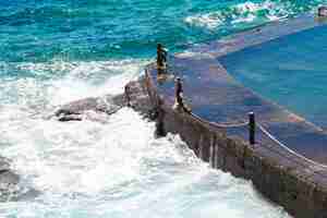 Foto gratuita acqua ondulata cristallina del primo piano alla spiaggia