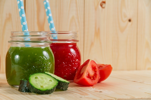 Free photo close-up of cucumber and tomato juices