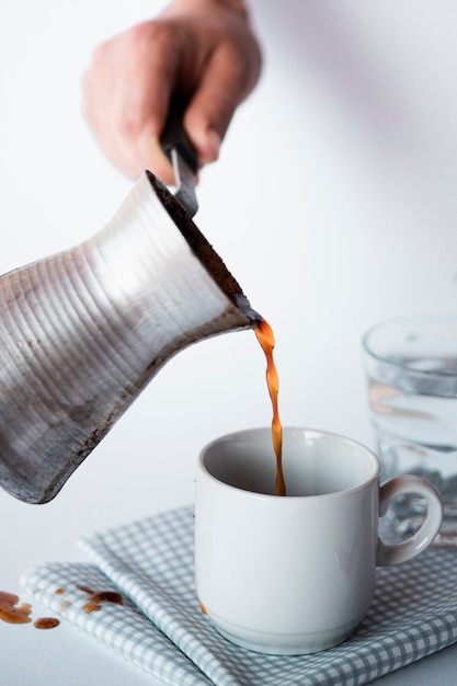 Foto gratuita close-up tazza di caffè con ketle