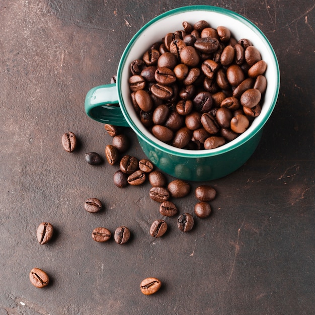 コーヒー豆で満たされたクローズアップカップ