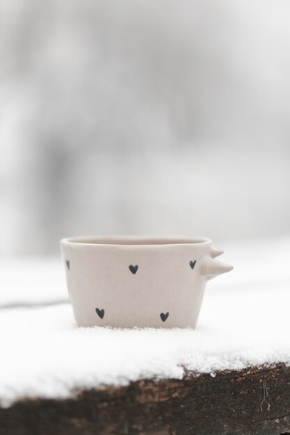 冬の屋外のお茶のクローズアップカップ