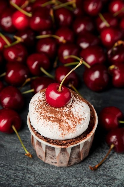 Free photo close-up cupcake with cinnamon