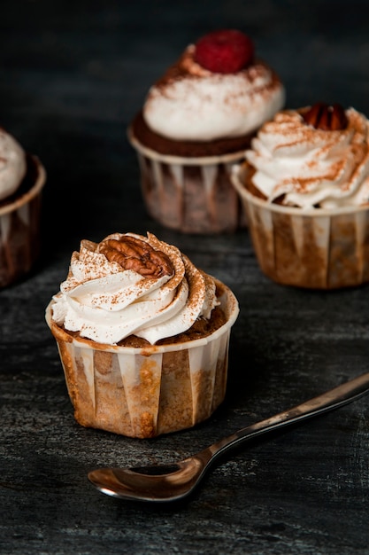 Free photo close-up cupcakes with cinnamon