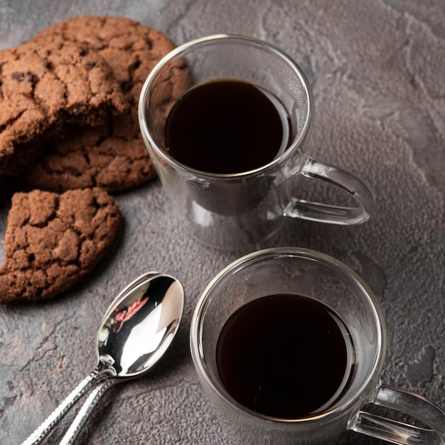 Free photo close-up cups of coffee with cookies